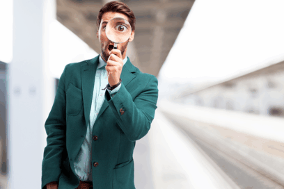 Homme qui regarde avec une loupe - Agrandir l'image, fenêtre modale