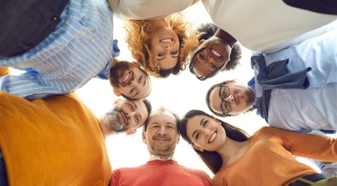 Groupe de personnes en cercle qui sourient
